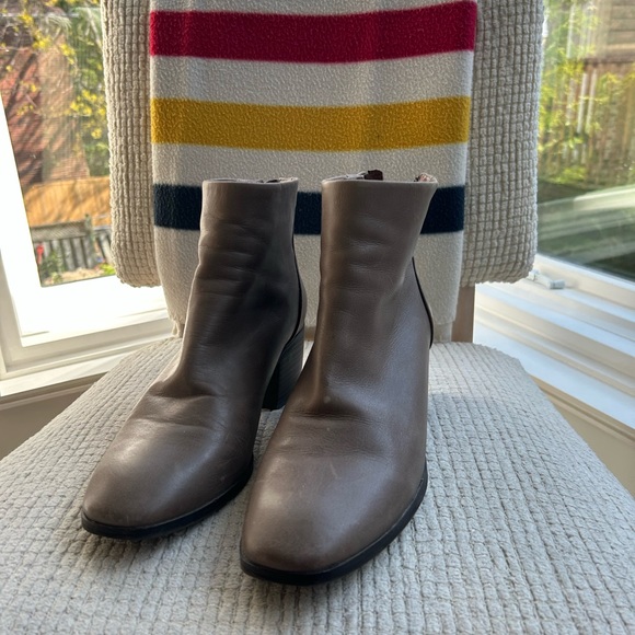 Fitted ankle offers a vintage look. Great colour, a grey/ brown colour combo - Picture 1 of 5